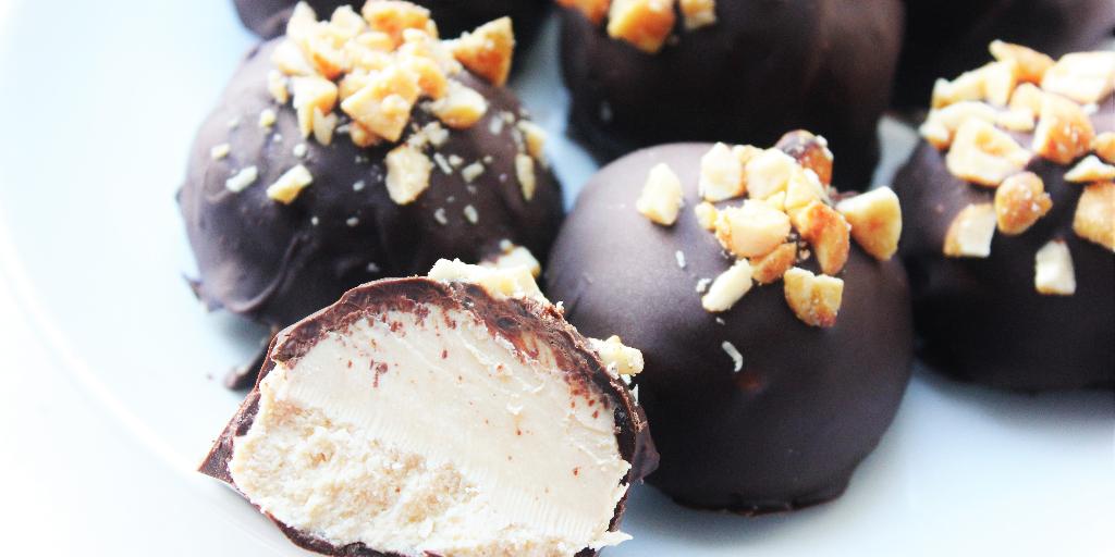 Five ingredient chocolate covered peanut butter cheesecake bites! That sentence alone sounds absolutely divine, doesn’t it?